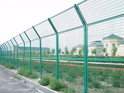 公路兩側(cè)護(hù)欄網(wǎng)