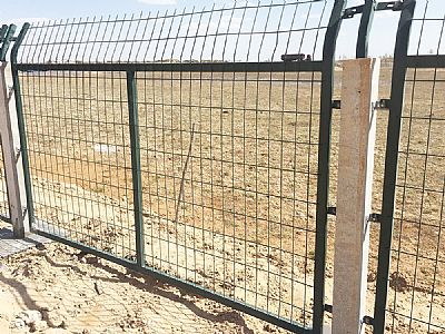 鐵路邊的護欄網